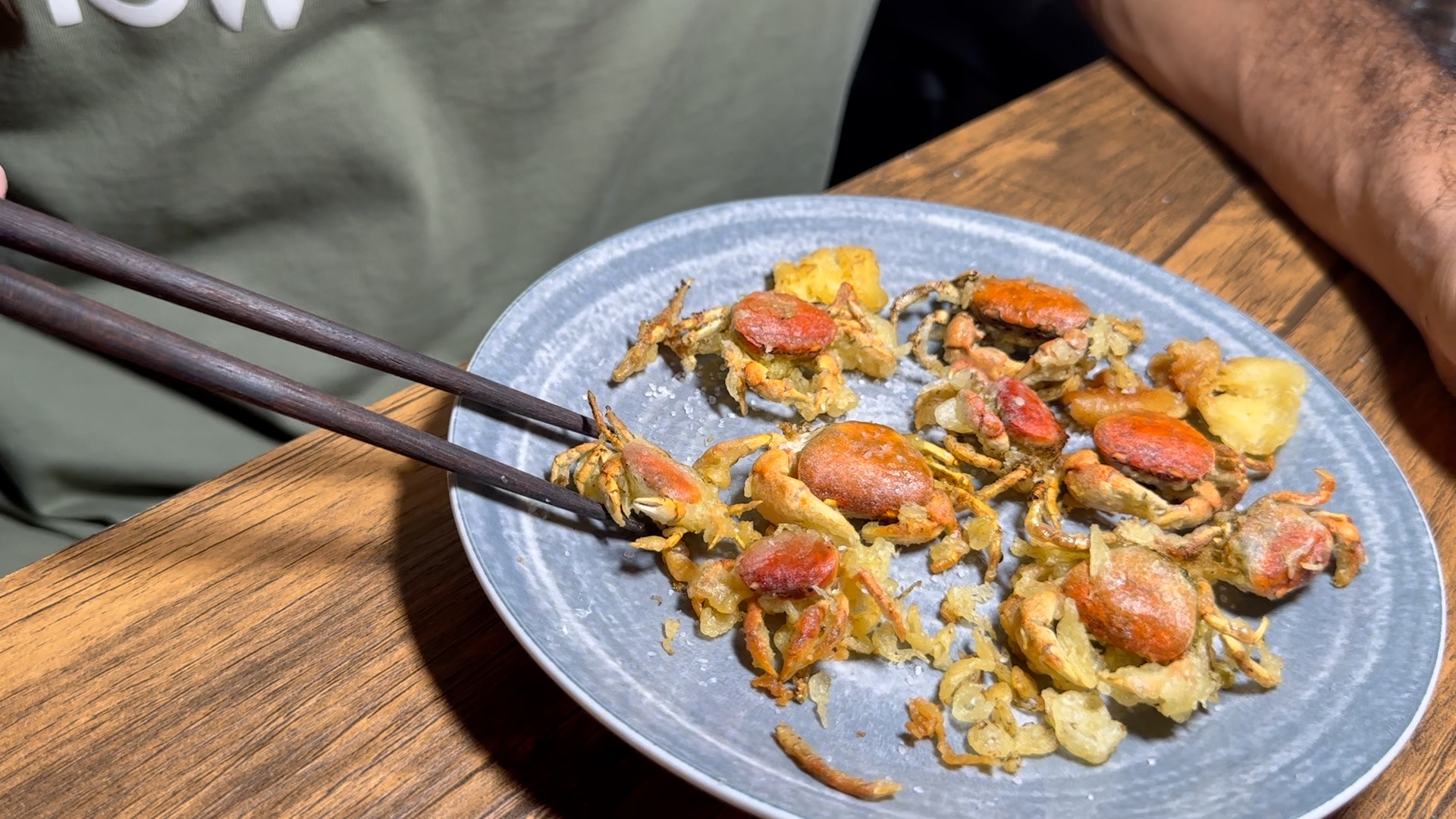 🦀 Catch & Cook Adventure in Japan: Wild Sawagani Crabs from the Stream to the Plate 🇯🇵🔥